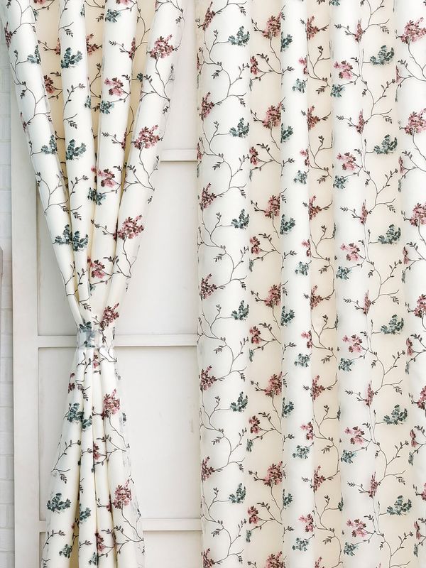 b26345df-bb96-4831-aa95-7099a3a045201705320491985ArianaRoseWhiteFloralBlackOutLongDoorCurtain3.jpg